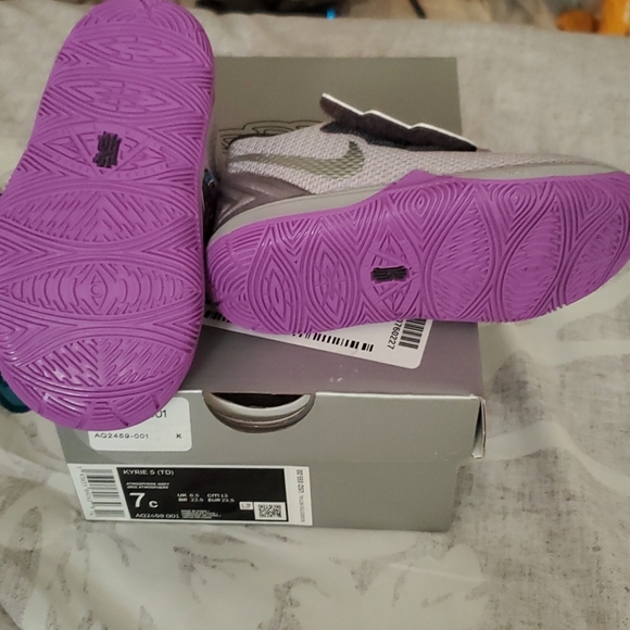 Nike Kyrie 5- Atmosphere Grey - Picture 4 of 4